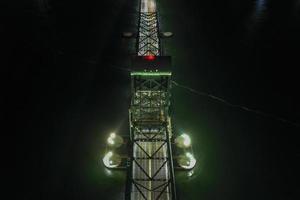 marinier parkway-gil mengelmoes gedenkteken brug net zo gezien van ga je gang, koninginnen Bij nacht. gebouwd en geopend in 1937, het was de het langst verticale lift span in de wereld voor auto's. foto