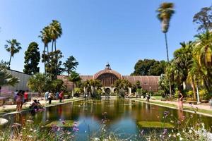 san diego, ca - juli 19, 2020 - balboa park botanisch gebouw en vijver in san diego, Californië, Verenigde Staten van Amerika. foto