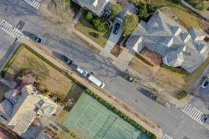 de antenne visie van een stad straat met auto's en huizen en een tennis rechtbank. foto