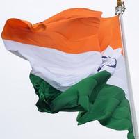 indiase vlag hoog op connaught plaats met trots in blauwe lucht, indiase vlag wapperen, indiase vlag op onafhankelijkheidsdag en republiek dag van india, tilt-up shot, wuivende indische vlag, har ghar tiranga foto