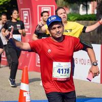 nieuw Delhi, Indië - oktober 16 2022 - vedanta Delhi voor de helft marathon ras na covid in welke marathon deelnemers over naar kruis de af hebben lijn, Delhi voor de helft marathon 2022 foto