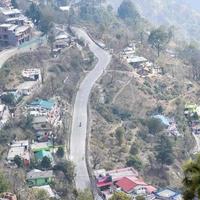bovenaanzicht vanuit de lucht van verkeersvoertuigen die rijden op bergwegen in nainital, uttarakhand, india, uitzicht vanaf de bovenzijde van de berg voor verkeer van verkeersvoertuigen foto