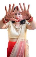 mooi vrouw gekleed omhoog net zo Indisch traditie met henna- mehndi ontwerp Aan haar beide handen naar vieren groot festival van karwa chauth met duidelijk wit achtergrond foto