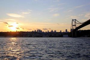 reizen naar Istanbul, kalkoen. de zonsondergang Aan de Bosporus met de visie Aan de brug. foto