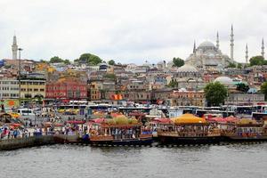 visie van de galata brug Aan de dijk van de gouden Hoorn. foto