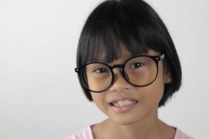 portret van kind vervelend bril Aan wit achtergrond foto