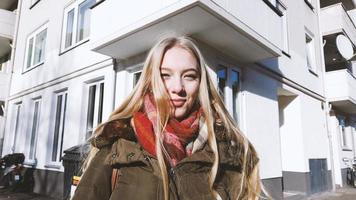 tiener- meisje staand Aan straat hoek Aan zonnig winter dag foto