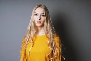 koel jong vrouw met lang blond haar- foto