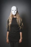 mysterieus vrouw schuilplaats gezicht en identiteit achter wit masker foto