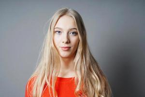 jong vrouw met lang blond haar- en blauw ogen foto