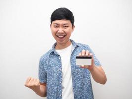 Mens vuist omhoog gelukkig met credit kaart in hand- geïsoleerd foto