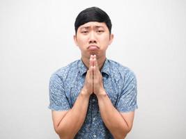 Aziatisch Mens blauw overhemd gebaar respect hand- nodig hebben helpen alstublieft foto