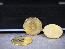 crypto digitaal geld goud bitcoin Aan keypad laptop foto