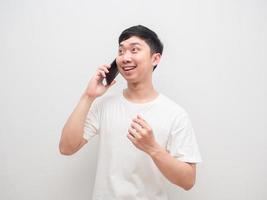 Aziatisch Mens luisteren mooi zo nieuws met callphone gelukkig gezicht Aan wit achtergrond foto