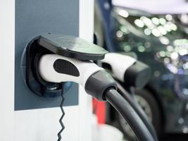 detailopname elektrisch opladen voertuig plug voor opladen accu van auto schoon energie macht voor toekomst concept foto