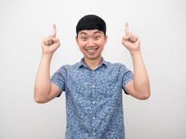 Aziatisch Mens blauw overhemd gelukkig glimlach punt vinger naar beneden foto