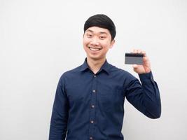 Aziatisch Mens Holding credit kaart gelukkig emotie en glimlachen foto