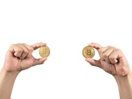 vinger Holding gouden bitcoin wit geïsoleerd, handen houden goud bitcoin digitaal geld foto