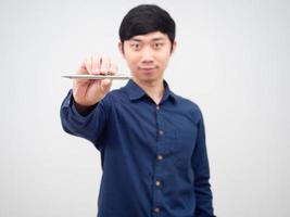 Aziatisch Mens tonen pen Aan zijn hand- bedrijf stijl foto
