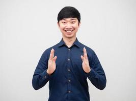 Aziatisch Mens vrolijk glimlach gezicht tonen leeg hand- wit achtergrond foto