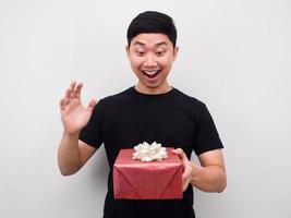Aziatisch Mens gevoel opgewonden en gelukkig met geschenk doos in zijn hand- foto