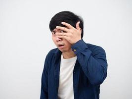 Aziatisch Mens gluren door zijn vingers niet willen naar kijken iets portret wit achtergrond foto