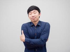 Aziatisch Mens gevoel gelukkig en knuffel zichzelf portret wit achtergrond van zichzelf houden concept foto