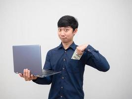 Aziatisch bedrijf Mens hodling laptop en houden geld in zijn hand- gelukkig gezicht Aan wit achtergrond foto