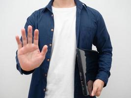 Mens Holding laptop en tonen hand- hou op Bijsnijden schot foto
