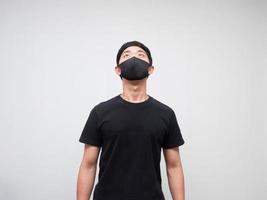 portret Aziatisch Mens met beschermen masker op zoek omhoog naar ruimte Aan wit achtergrond foto