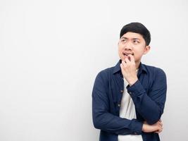 Mens gebaar bijten nagels gevoel echt en denken iets op zoek Bij kopiëren ruimte foto