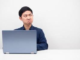 Mens gebruik makend van laptop Aan de tafel niet tevreden op zoek Bij kopiëren ruimte wit achtergrond foto