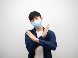 ziek Mens Aziatisch met masker kruis armen op zoek Bij camera mensen ziek concept Aan wit achtergrond foto