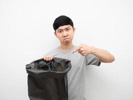 Mens gevoel boos punt vinger Bij vuilnis in zijn hand- foto