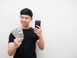 Mens Holding mobiel telefoon gevoel zelfverzekerd op zoek Bij geld in hand- kopiëren ruimte foto