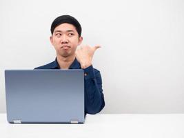 Mens niet tevreden zittend met laptop Aan de tafel punt vinger Bij kopiëren ruimte foto