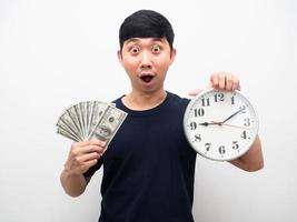 Mens opgewonden emotie Holding analoog klok en een veel van geld in hand- foto