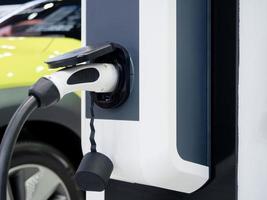 elektrisch opladen voertuig plug voor opladen accu van auto schoon energie macht voor toekomst concept foto