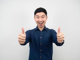 gelukkig Aziatisch Mens gebaar duim omhoog portret wit achtergrond foto