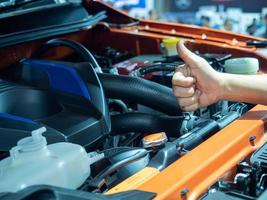 hand- duim omhoog met de motor van nieuw auto foto