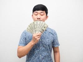Mens gebaar geur een veel van geld in hand- foto