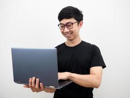 Mens met bril Holding laptop en werken met gelukkig glimlach gezicht Aan wit achtergrond foto
