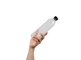 dichtbij omhoog Mens hand- Holding plastic fles wit geïsoleerd foto