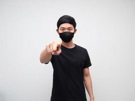 Aziatisch Mens met masker echt gezicht en punt vinger Bij u wit achtergrond foto