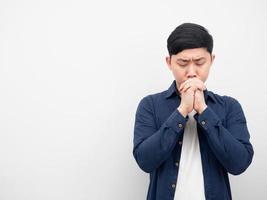 Aziatisch Mens gebaar bidden hand- wens naar vredig kopiëren ruimte foto