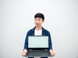 Aziatisch jong Mens tonen laptop in hand- omhoog met glimlach gezicht en vrolijk Aan wit geïsoleerd achtergrond foto