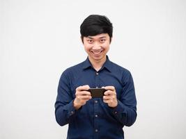 Aziatisch Mens gamer Holding mobiele telefoon met gelukkig glimlach gezicht op zoek Bij camera