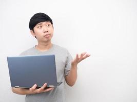 Aziatisch Mens Holding laptop gebaar verveeld punt hand- Bij kopiëren ruimte foto