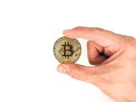vinger houden bitcoin gouden Aan wit geïsoleerd, handen houden goud bitcoin crypto dititaal geld concept foto