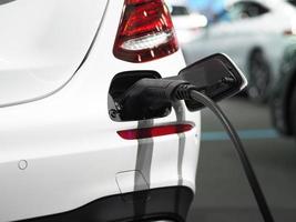 elektrisch opladen voertuig plug in stopcontact opladen accu Bij auto wit kleur schoon energie macht voor toekomst concept foto